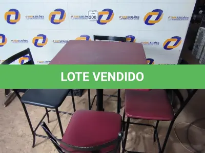 LOTE 200 - 01 MESA BISTRÔ QUADRADA COM 04 BANQUETAS ALTAS E 04 CADEIRAS NA COR VERMELHA. (NO ESTADO) ATENÇÃO! FAZER A VISITAÇÃO ANTES DE ARREMATAR, NÃO SABEMOS SE FUNCIONA. LEILÃO NÃO TEM GARANTIA E NEM DEVOLUÇÃO, SUJEITO A POSSÍVEIS AVARIAS VISÍVEIS/OCULTAS E/OU AUSÊNCIA DE COMPONENTES.