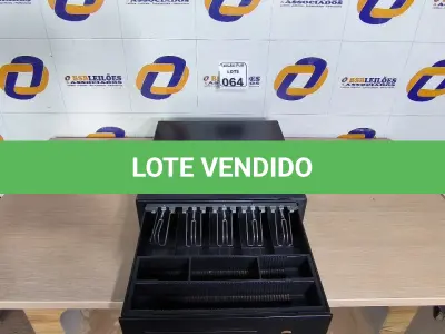 LOTE 064 - 01 GAVETA REGISTRADORA. (NO ESTADO) ATENÇÃO! FAZER A VISITAÇÃO ANTES DE ARREMATAR, NÃO SABEMOS SE FUNCIONA. LEILÃO NÃO TEM GARANTIA E NEM DEVOLUÇÃO, SUJEITO A POSSÍVEIS AVARIAS VISÍVEIS/OCULTAS E/OU AUSÊNCIA DE COMPONENTES.