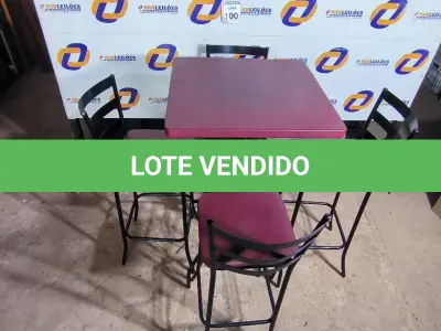 LOTE 100 - 01 MESA BISTRÔ QUADRADO COM 04 BANQUETAS ALTA. (NO ESTADO) ATENÇÃO! FAZER A VISITAÇÃO ANTES DE ARREMATAR, NÃO SABEMOS SE FUNCIONA. LEILÃO NÃO TEM GARANTIA E NEM DEVOLUÇÃO, SUJEITO A POSSÍVEIS AVARIAS VISÍVEIS/OCULTAS E/OU AUSÊNCIA DE COMPONENTES.