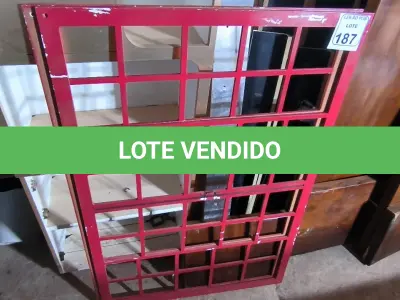 LOTE 187 - 02 JANELAS EM MADEIRA PARA DECORAÇÃO E MADEIRAS DIVERSAS. (NO ESTADO) ATENÇÃO! FAZER A VISITAÇÃO ANTES DE ARREMATAR, NÃO SABEMOS SE FUNCIONA. LEILÃO NÃO TEM GARANTIA E NEM DEVOLUÇÃO, SUJEITO A POSSÍVEIS AVARIAS VISÍVEIS/OCULTAS E/OU AUSÊNCIA DE COMPONENTES.
