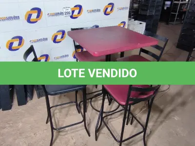 LOTE 200 - 01 MESA BISTRÔ QUADRADA COM 04 BANQUETAS ALTAS E 04 CADEIRAS NA COR VERMELHA. (NO ESTADO) ATENÇÃO! FAZER A VISITAÇÃO ANTES DE ARREMATAR, NÃO SABEMOS SE FUNCIONA. LEILÃO NÃO TEM GARANTIA E NEM DEVOLUÇÃO, SUJEITO A POSSÍVEIS AVARIAS VISÍVEIS/OCULTAS E/OU AUSÊNCIA DE COMPONENTES.