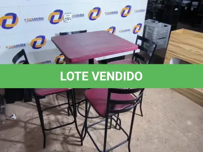 LOTE 100 - 01 MESA BISTRÔ QUADRADO COM 04 BANQUETAS ALTA. (NO ESTADO) ATENÇÃO! FAZER A VISITAÇÃO ANTES DE ARREMATAR, NÃO SABEMOS SE FUNCIONA. LEILÃO NÃO TEM GARANTIA E NEM DEVOLUÇÃO, SUJEITO A POSSÍVEIS AVARIAS VISÍVEIS/OCULTAS E/OU AUSÊNCIA DE COMPONENTES.
