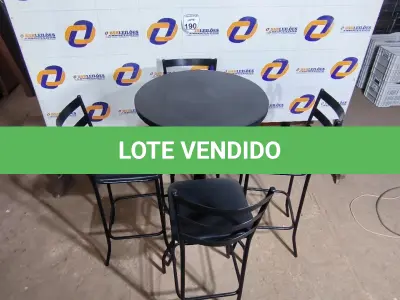 LOTE 190 - 01 MESA BISTRÔ COM 04 BANQUETAS ALTA. (NO ESTADO) ATENÇÃO! FAZER A VISITAÇÃO ANTES DE ARREMATAR, NÃO SABEMOS SE FUNCIONA. LEILÃO NÃO TEM GARANTIA E NEM DEVOLUÇÃO, SUJEITO A POSSÍVEIS AVARIAS VISÍVEIS/OCULTAS E/OU AUSÊNCIA DE COMPONENTES.