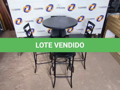 LOTE 010 - 01 MESA BISTRÔ COM 04 BANQUETAS ALTAS. (NO ESTADO) ATENÇÃO! FAZER A VISITAÇÃO ANTES DE ARREMATAR, NÃO SABEMOS SE FUNCIONA. LEILÃO NÃO TEM GARANTIA E NEM DEVOLUÇÃO, SUJEITO A POSSÍVEIS AVARIAS VISÍVEIS/OCULTAS E/OU AUSÊNCIA DE COMPONENTES.