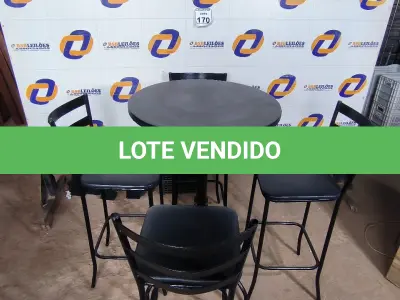 LOTE 170 - 01 MESA BISTRÔ COM 04 BANQUETAS ALTAS. (NO ESTADO) ATENÇÃO! FAZER A VISITAÇÃO ANTES DE ARREMATAR, NÃO SABEMOS SE FUNCIONA. LEILÃO NÃO TEM GARANTIA E NEM DEVOLUÇÃO, SUJEITO A POSSÍVEIS AVARIAS VISÍVEIS/OCULTAS E/OU AUSÊNCIA DE COMPONENTES.