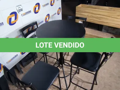 LOTE 020 - 01 MESA BISTRÔ COM 04 BANQUETAS ALTAS. (NO ESTADO) ATENÇÃO! FAZER A VISITAÇÃO ANTES DE ARREMATAR, NÃO SABEMOS SE FUNCIONA. LEILÃO NÃO TEM GARANTIA E NEM DEVOLUÇÃO, SUJEITO A POSSÍVEIS AVARIAS VISÍVEIS/OCULTAS E/OU AUSÊNCIA DE COMPONENTES.