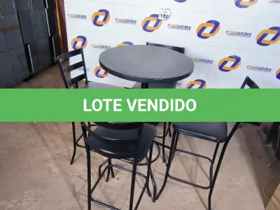 LOTE 180 - 01 MESA BISTRÔ COM 04 BANQUETAS ALTAS. (NO ESTADO) ATENÇÃO! FAZER A VISITAÇÃO ANTES DE ARREMATAR, NÃO SABEMOS SE FUNCIONA. LEILÃO NÃO TEM GARANTIA E NEM DEVOLUÇÃO, SUJEITO A POSSÍVEIS AVARIAS VISÍVEIS/OCULTAS E/OU AUSÊNCIA DE COMPONENTES.