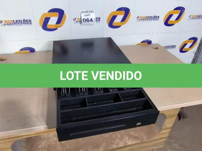 LOTE 064 - 01 GAVETA REGISTRADORA. (NO ESTADO) ATENÇÃO! FAZER A VISITAÇÃO ANTES DE ARREMATAR, NÃO SABEMOS SE FUNCIONA. LEILÃO NÃO TEM GARANTIA E NEM DEVOLUÇÃO, SUJEITO A POSSÍVEIS AVARIAS VISÍVEIS/OCULTAS E/OU AUSÊNCIA DE COMPONENTES.