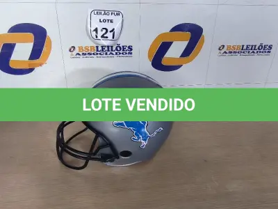 LOTE 121 - 01 CAPACETE DE FUTEBOL AMERICANO PARA DECORAÇÃO. (NO ESTADO) ATENÇÃO! FAZER A VISITAÇÃO ANTES DE ARREMATAR, NÃO SABEMOS SE FUNCIONA. LEILÃO NÃO TEM GARANTIA E NEM DEVOLUÇÃO, SUJEITO A POSSÍVEIS AVARIAS VISÍVEIS/OCULTAS E/OU AUSÊNCIA DE COMPONENTES.