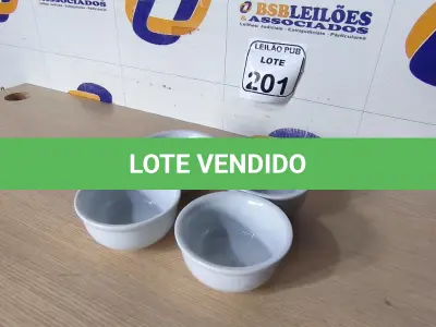 LOTE 201 - 04 CUMBUCAS EM PORCELANA. (NO ESTADO) ATENÇÃO! FAZER A VISITAÇÃO ANTES DE ARREMATAR, NÃO SABEMOS SE FUNCIONA. LEILÃO NÃO TEM GARANTIA E NEM DEVOLUÇÃO, SUJEITO A POSSÍVEIS AVARIAS VISÍVEIS/OCULTAS E/OU AUSÊNCIA DE COMPONENTES.