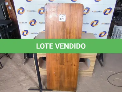 LOTE 173 - 01 MESA SUSPENSA EM MADEIRA PARA LANCHONETE 0,60CM X 1,65CM. (NO ESTADO) ATENÇÃO! FAZER A VISITAÇÃO ANTES DE ARREMATAR, NÃO SABEMOS SE FUNCIONA. LEILÃO NÃO TEM GARANTIA E NEM DEVOLUÇÃO, SUJEITO A POSSÍVEIS AVARIAS VISÍVEIS/OCULTAS E/OU AUSÊNCIA DE COMPONENTES.