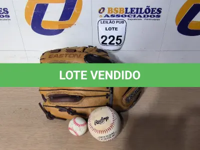 LOTE 225 - 01 LUVA PARA BEISEBOL COM BOLA PARA DECORAÇÃO. (NO ESTADO) ATENÇÃO! FAZER A VISITAÇÃO ANTES DE ARREMATAR, NÃO SABEMOS SE FUNCIONA. LEILÃO NÃO TEM GARANTIA E NEM DEVOLUÇÃO, SUJEITO A POSSÍVEIS AVARIAS VISÍVEIS/OCULTAS E/OU AUSÊNCIA DE COMPONENTES.