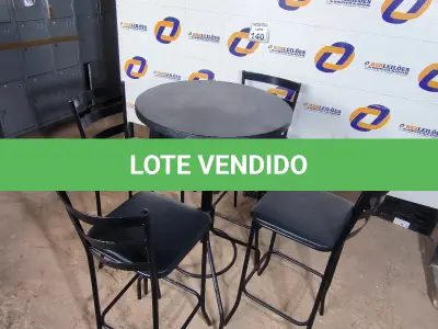 LOTE 140 - 01 MESA BISTRÔ COM 04 BANQUETAS ALTAS. (NO ESTADO) ATENÇÃO! FAZER A VISITAÇÃO ANTES DE ARREMATAR, NÃO SABEMOS SE FUNCIONA. LEILÃO NÃO TEM GARANTIA E NEM DEVOLUÇÃO, SUJEITO A POSSÍVEIS AVARIAS VISÍVEIS/OCULTAS E/OU AUSÊNCIA DE COMPONENTES.