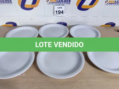 LOTE 194 - 06 PRATOS EM PORCELANA. (NO ESTADO) ATENÇÃO! FAZER A VISITAÇÃO ANTES DE ARREMATAR, NÃO SABEMOS SE FUNCIONA. LEILÃO NÃO TEM GARANTIA E NEM DEVOLUÇÃO, SUJEITO A POSSÍVEIS AVARIAS VISÍVEIS/OCULTAS E/OU AUSÊNCIA DE COMPONENTES.