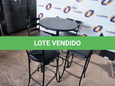 LOTE 160 - 01 MESA BISTRÔ COM 04 BANQUETAS ALTA. (NO ESTADO) ATENÇÃO! FAZER A VISITAÇÃO ANTES DE ARREMATAR, NÃO SABEMOS SE FUNCIONA. LEILÃO NÃO TEM GARANTIA E NEM DEVOLUÇÃO, SUJEITO A POSSÍVEIS AVARIAS VISÍVEIS/OCULTAS E/OU AUSÊNCIA DE COMPONENTES.