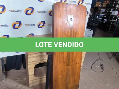 LOTE 173 - 01 MESA SUSPENSA EM MADEIRA PARA LANCHONETE 0,60CM X 1,65CM. (NO ESTADO) ATENÇÃO! FAZER A VISITAÇÃO ANTES DE ARREMATAR, NÃO SABEMOS SE FUNCIONA. LEILÃO NÃO TEM GARANTIA E NEM DEVOLUÇÃO, SUJEITO A POSSÍVEIS AVARIAS VISÍVEIS/OCULTAS E/OU AUSÊNCIA DE COMPONENTES.