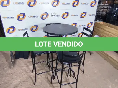 LOTE 010 - 01 MESA BISTRÔ COM 04 BANQUETAS ALTAS. (NO ESTADO) ATENÇÃO! FAZER A VISITAÇÃO ANTES DE ARREMATAR, NÃO SABEMOS SE FUNCIONA. LEILÃO NÃO TEM GARANTIA E NEM DEVOLUÇÃO, SUJEITO A POSSÍVEIS AVARIAS VISÍVEIS/OCULTAS E/OU AUSÊNCIA DE COMPONENTES.