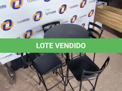 LOTE 010 - 01 MESA BISTRÔ COM 04 BANQUETAS ALTAS. (NO ESTADO) ATENÇÃO! FAZER A VISITAÇÃO ANTES DE ARREMATAR, NÃO SABEMOS SE FUNCIONA. LEILÃO NÃO TEM GARANTIA E NEM DEVOLUÇÃO, SUJEITO A POSSÍVEIS AVARIAS VISÍVEIS/OCULTAS E/OU AUSÊNCIA DE COMPONENTES.