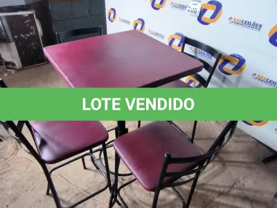 LOTE 200 - 01 MESA BISTRÔ QUADRADA COM 04 BANQUETAS ALTAS E 04 CADEIRAS NA COR VERMELHA. (NO ESTADO) ATENÇÃO! FAZER A VISITAÇÃO ANTES DE ARREMATAR, NÃO SABEMOS SE FUNCIONA. LEILÃO NÃO TEM GARANTIA E NEM DEVOLUÇÃO, SUJEITO A POSSÍVEIS AVARIAS VISÍVEIS/OCULTAS E/OU AUSÊNCIA DE COMPONENTES.