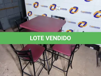 LOTE 100 - 01 MESA BISTRÔ QUADRADO COM 04 BANQUETAS ALTA. (NO ESTADO) ATENÇÃO! FAZER A VISITAÇÃO ANTES DE ARREMATAR, NÃO SABEMOS SE FUNCIONA. LEILÃO NÃO TEM GARANTIA E NEM DEVOLUÇÃO, SUJEITO A POSSÍVEIS AVARIAS VISÍVEIS/OCULTAS E/OU AUSÊNCIA DE COMPONENTES.