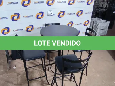 LOTE 110 - 01 MESA BISTRÔ COM 04 BANQUETAS ALTA. (NO ESTADO) ATENÇÃO! FAZER A VISITAÇÃO ANTES DE ARREMATAR, NÃO SABEMOS SE FUNCIONA. LEILÃO NÃO TEM GARANTIA E NEM DEVOLUÇÃO, SUJEITO A POSSÍVEIS AVARIAS VISÍVEIS/OCULTAS E/OU AUSÊNCIA DE COMPONENTES. 
