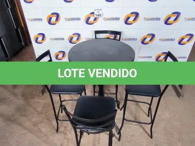 LOTE 140 - 01 MESA BISTRÔ COM 04 BANQUETAS ALTAS. (NO ESTADO) ATENÇÃO! FAZER A VISITAÇÃO ANTES DE ARREMATAR, NÃO SABEMOS SE FUNCIONA. LEILÃO NÃO TEM GARANTIA E NEM DEVOLUÇÃO, SUJEITO A POSSÍVEIS AVARIAS VISÍVEIS/OCULTAS E/OU AUSÊNCIA DE COMPONENTES.