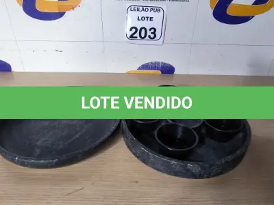 LOTE 203 - 01 PRATO DE PEDRA COM MOLHEIRAS E 01 PRATO DE PEDRA. (NO ESTADO) ATENÇÃO! FAZER A VISITAÇÃO ANTES DE ARREMATAR, NÃO SABEMOS SE FUNCIONA. LEILÃO NÃO TEM GARANTIA E NEM DEVOLUÇÃO, SUJEITO A POSSÍVEIS AVARIAS VISÍVEIS/OCULTAS E/OU AUSÊNCIA DE COMPONENTES.