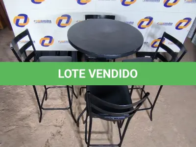 LOTE 020 - 01 MESA BISTRÔ COM 04 BANQUETAS ALTAS. (NO ESTADO) ATENÇÃO! FAZER A VISITAÇÃO ANTES DE ARREMATAR, NÃO SABEMOS SE FUNCIONA. LEILÃO NÃO TEM GARANTIA E NEM DEVOLUÇÃO, SUJEITO A POSSÍVEIS AVARIAS VISÍVEIS/OCULTAS E/OU AUSÊNCIA DE COMPONENTES.