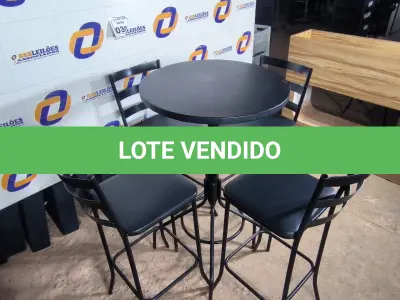 LOTE 030 - 01 MESA BISTRÔ COM 04 BANQUETAS ALTAS. (NO ESTADO) ATENÇÃO! FAZER A VISITAÇÃO ANTES DE ARREMATAR, NÃO SABEMOS SE FUNCIONA. LEILÃO NÃO TEM GARANTIA E NEM DEVOLUÇÃO, SUJEITO A POSSÍVEIS AVARIAS VISÍVEIS/OCULTAS E/OU AUSÊNCIA DE COMPONENTES.