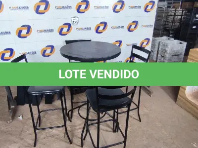 LOTE 120 - 01 MESA BISTRÔ COM 04 BANQUETAS ALTAS. (NO ESTADO) ATENÇÃO! FAZER A VISITAÇÃO ANTES DE ARREMATAR, NÃO SABEMOS SE FUNCIONA. LEILÃO NÃO TEM GARANTIA E NEM DEVOLUÇÃO, SUJEITO A POSSÍVEIS AVARIAS VISÍVEIS/OCULTAS E/OU AUSÊNCIA DE COMPONENTES.