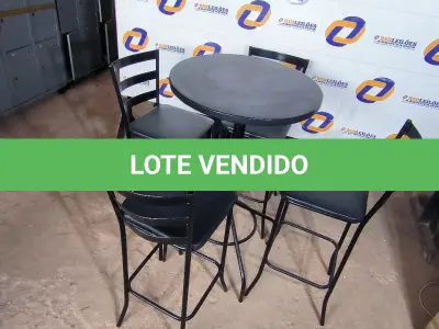 LOTE 170 - 01 MESA BISTRÔ COM 04 BANQUETAS ALTAS. (NO ESTADO) ATENÇÃO! FAZER A VISITAÇÃO ANTES DE ARREMATAR, NÃO SABEMOS SE FUNCIONA. LEILÃO NÃO TEM GARANTIA E NEM DEVOLUÇÃO, SUJEITO A POSSÍVEIS AVARIAS VISÍVEIS/OCULTAS E/OU AUSÊNCIA DE COMPONENTES.