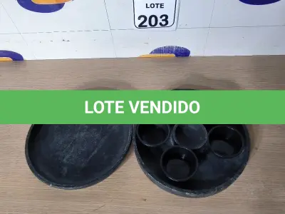LOTE 203 - 01 PRATO DE PEDRA COM MOLHEIRAS E 01 PRATO DE PEDRA. (NO ESTADO) ATENÇÃO! FAZER A VISITAÇÃO ANTES DE ARREMATAR, NÃO SABEMOS SE FUNCIONA. LEILÃO NÃO TEM GARANTIA E NEM DEVOLUÇÃO, SUJEITO A POSSÍVEIS AVARIAS VISÍVEIS/OCULTAS E/OU AUSÊNCIA DE COMPONENTES.