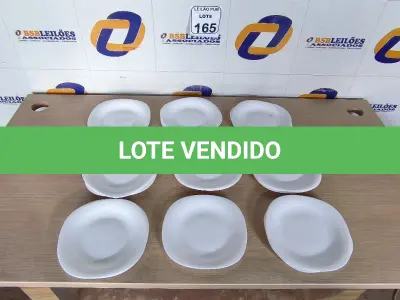 LOTE 165 - 17 PRATOS EM PORCELANA (NO ESTADO) ATENÇÃO! FAZER A VISITAÇÃO ANTES DE ARREMATAR, NÃO SABEMOS SE FUNCIONA. LEILÃO NÃO TEM GARANTIA E NEM DEVOLUÇÃO, SUJEITO A POSSÍVEIS AVARIAS VISÍVEIS/OCULTAS E/OU AUSÊNCIA DE COMPONENTES.