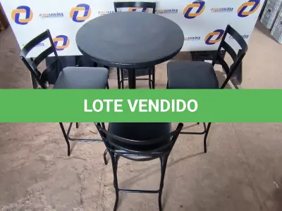 LOTE 160 - 01 MESA BISTRÔ COM 04 BANQUETAS ALTA. (NO ESTADO) ATENÇÃO! FAZER A VISITAÇÃO ANTES DE ARREMATAR, NÃO SABEMOS SE FUNCIONA. LEILÃO NÃO TEM GARANTIA E NEM DEVOLUÇÃO, SUJEITO A POSSÍVEIS AVARIAS VISÍVEIS/OCULTAS E/OU AUSÊNCIA DE COMPONENTES.