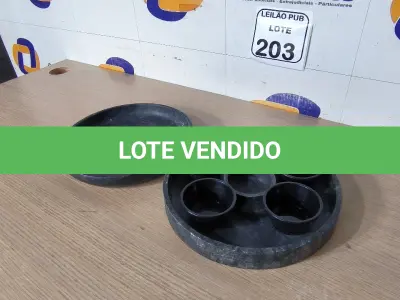 LOTE 203 - 01 PRATO DE PEDRA COM MOLHEIRAS E 01 PRATO DE PEDRA. (NO ESTADO) ATENÇÃO! FAZER A VISITAÇÃO ANTES DE ARREMATAR, NÃO SABEMOS SE FUNCIONA. LEILÃO NÃO TEM GARANTIA E NEM DEVOLUÇÃO, SUJEITO A POSSÍVEIS AVARIAS VISÍVEIS/OCULTAS E/OU AUSÊNCIA DE COMPONENTES.