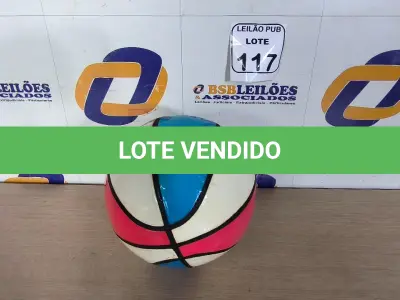 LOTE 117 - 01 BOLA DE BASQUETE PARA DECORAÇÃO. (NO ESTADO) ATENÇÃO! FAZER A VISITAÇÃO ANTES DE ARREMATAR, NÃO SABEMOS SE FUNCIONA. LEILÃO NÃO TEM GARANTIA E NEM DEVOLUÇÃO, SUJEITO A POSSÍVEIS AVARIAS VISÍVEIS/OCULTAS E/OU AUSÊNCIA DE COMPONENTES.