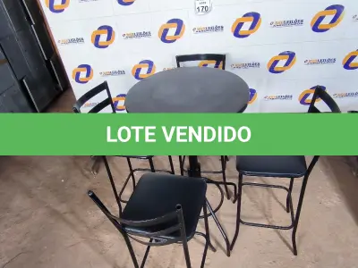 LOTE 170 - 01 MESA BISTRÔ COM 04 BANQUETAS ALTAS. (NO ESTADO) ATENÇÃO! FAZER A VISITAÇÃO ANTES DE ARREMATAR, NÃO SABEMOS SE FUNCIONA. LEILÃO NÃO TEM GARANTIA E NEM DEVOLUÇÃO, SUJEITO A POSSÍVEIS AVARIAS VISÍVEIS/OCULTAS E/OU AUSÊNCIA DE COMPONENTES.