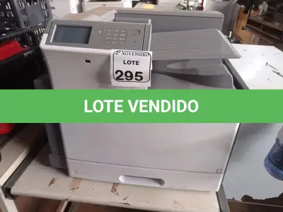 LOTE 295 - 01 IMPRESSORA MARCA LEXMARK MODELO C950DE. (NO ESTADO) ATENÇÃO! FAZER A VISITAÇÃO ANTES DE ARREMATAR, NÃO SABEMOS SE FUNCIONA. LEILÃO NÃO TEM GARANTIA E NEM DEVOLUÇÃO, SUJEITO A POSSÍVEIS AVARIAS VISÍVEIS/OCULTAS E/OU AUSÊNCIA DE COMPONENTES.