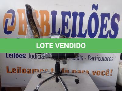 LOTE 123 - 01 CADEIRA GIRATÓRIA EM CORIM C/BASE CROMADA. (NO ESTADO) ATENÇÃO! FAZER A VISITAÇÃO ANTES DE ARREMATAR, NÃO SABEMOS SE FUNCIONA. LEILÃO NÃO TEM GARANTIA E NEM DEVOLUÇÃO, SUJEITO A POSSÍVEIS AVARIAS VISÍVEIS/OCULTAS E/OU AUSÊNCIA DE COMPONENTES.