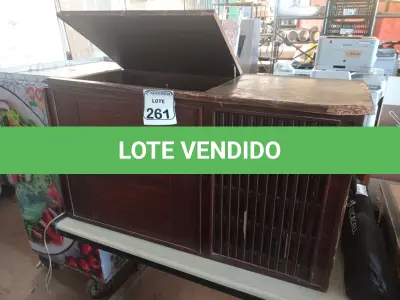 LOTE 261 - 01 RADIOLA ANTIGA MARCA PHILLIPS. (NO ESTADO) ATENÇÃO! FAZER A VISITAÇÃO ANTES DE ARREMATAR, NÃO SABEMOS SE FUNCIONA. LEILÃO NÃO TEM GARANTIA E NEM DEVOLUÇÃO, SUJEITO A POSSÍVEIS AVARIAS VISÍVEIS/OCULTAS E/OU AUSÊNCIA DE COMPONENTES.