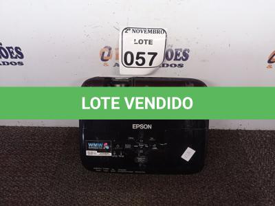 LOTE 057 - 01 PROJETOR MULTIMÍDIA MARCA EPSON. (NO ESTADO) ATENÇÃO! FAZER A VISITAÇÃO ANTES DE ARREMATAR, NÃO SABEMOS SE FUNCIONA. LEILÃO NÃO TEM GARANTIA E NEM DEVOLUÇÃO, SUJEITO A POSSÍVEIS AVARIAS VISÍVEIS/OCULTAS E/OU AUSÊNCIA DE COMPONENTES.