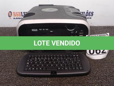 LOTE 062 - 01 PROJETOR MARCA PROINFO. (NO ESTADO) ATENÇÃO! FAZER A VISITAÇÃO ANTES DE ARREMATAR, NÃO SABEMOS SE FUNCIONA. LEILÃO NÃO TEM GARANTIA E NEM DEVOLUÇÃO, SUJEITO A POSSÍVEIS AVARIAS VISÍVEIS/OCULTAS E/OU AUSÊNCIA DE COMPONENTES.