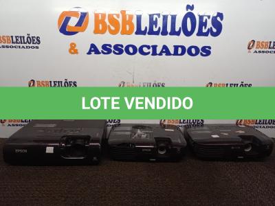 LOTE 146 - 03 PROJETORES MARCA EPSON P/RETIRADA DE PEÇAS. (NO ESTADO) ATENÇÃO! FAZER A VISITAÇÃO ANTES DE ARREMATAR, NÃO SABEMOS SE FUNCIONA. LEILÃO NÃO TEM GARANTIA E NEM DEVOLUÇÃO, SUJEITO A POSSÍVEIS AVARIAS VISÍVEIS/OCULTAS E/OU AUSÊNCIA DE COMPONENTES.