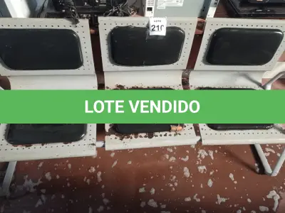 LOTE 210 - 01 LONGARINA COM 03 LUGARES BASE DE FERRO. (NO ESTADO) ATENÇÃO! FAZER A VISITAÇÃO ANTES DE ARREMATAR, NÃO SABEMOS SE FUNCIONA. LEILÃO NÃO TEM GARANTIA E NEM DEVOLUÇÃO, SUJEITO A POSSÍVEIS AVARIAS VISÍVEIS/OCULTAS E/OU AUSÊNCIA DE COMPONENTES.