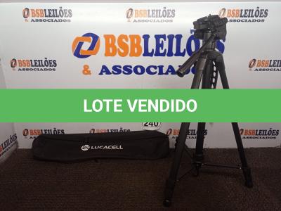 LOTE 240 - 01 TRIPÉ P/ CÂMERA FOTOGRÁFICA MARCA TOMATE. (NO ESTADO) ATENÇÃO! FAZER A VISITAÇÃO ANTES DE ARREMATAR, NÃO SABEMOS SE FUNCIONA. LEILÃO NÃO TEM GARANTIA E NEM DEVOLUÇÃO, SUJEITO A POSSÍVEIS AVARIAS VISÍVEIS/OCULTAS E/OU AUSÊNCIA DE COMPONENTES.