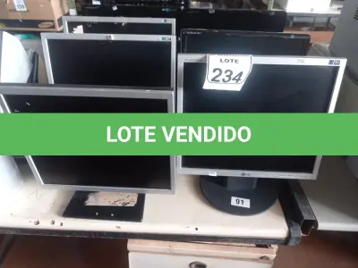LOTE 234 - 08 MONITORES LCD MARCAS E MODELOS DIVERSOS. (NO ESTADO) ATENÇÃO! FAZER A VISITAÇÃO ANTES DE ARREMATAR, NÃO SABEMOS SE FUNCIONA. LEILÃO NÃO TEM GARANTIA E NEM DEVOLUÇÃO, SUJEITO A POSSÍVEIS AVARIAS VISÍVEIS/OCULTAS E/OU AUSÊNCIA DE COMPONENTES.