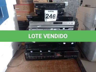 LOTE 246 - 02 VIDEOCASSETES E 05 APARELHOS DE DVD MARCAS E MODELOS DIVERSOS. (NO ESTADO) ATENÇÃO! FAZER A VISITAÇÃO ANTES DE ARREMATAR, NÃO SABEMOS SE FUNCIONA. LEILÃO NÃO TEM GARANTIA E NEM DEVOLUÇÃO, SUJEITO A POSSÍVEIS AVARIAS VISÍVEIS/OCULTAS E/OU AUSÊNCIA DE COMPONENTES.