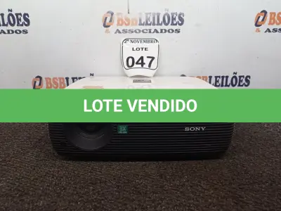 LOTE 047 - 01 PROJETOR MULTIMIDIA MARCA SONY. (NO ESTADO) ATENÇÃO! FAZER A VISITAÇÃO ANTES DE ARREMATAR, NÃO SABEMOS SE FUNCIONA. LEILÃO NÃO TEM GARANTIA E NEM DEVOLUÇÃO, SUJEITO A POSSÍVEIS AVARIAS VISÍVEIS/OCULTAS E/OU AUSÊNCIA DE COMPONENTES.