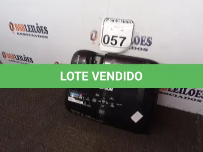 LOTE 057 - 01 PROJETOR MULTIMÍDIA MARCA EPSON. (NO ESTADO) ATENÇÃO! FAZER A VISITAÇÃO ANTES DE ARREMATAR, NÃO SABEMOS SE FUNCIONA. LEILÃO NÃO TEM GARANTIA E NEM DEVOLUÇÃO, SUJEITO A POSSÍVEIS AVARIAS VISÍVEIS/OCULTAS E/OU AUSÊNCIA DE COMPONENTES.