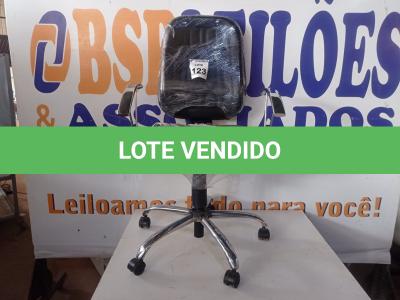 LOTE 123 - 01 CADEIRA GIRATÓRIA EM CORIM C/BASE CROMADA. (NO ESTADO) ATENÇÃO! FAZER A VISITAÇÃO ANTES DE ARREMATAR, NÃO SABEMOS SE FUNCIONA. LEILÃO NÃO TEM GARANTIA E NEM DEVOLUÇÃO, SUJEITO A POSSÍVEIS AVARIAS VISÍVEIS/OCULTAS E/OU AUSÊNCIA DE COMPONENTES.